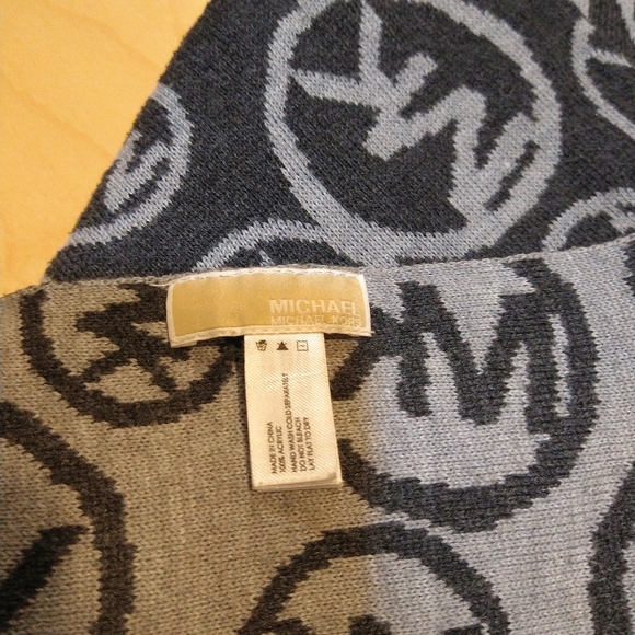 Michael Kors Scarf Reversible Unisex - Picture 3 of 5